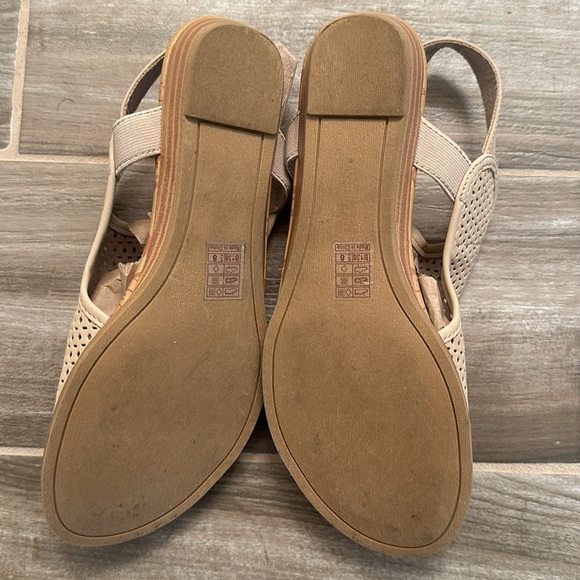 Blowfish Malibu Beckridge Willow Velcro Strap Perforated Sandals - Picture 4 of 6